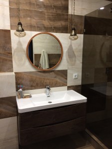 круглое деревянное зеркало в ванную5